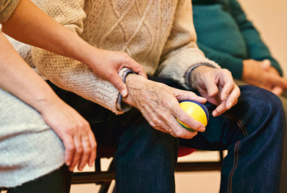 A picture of an elderly man and his daughter representing a senior citizen experiencing dementia or Alzheimer's disease who are considering holistic treatment options and functional medicine at Focus Integrative Healthcare